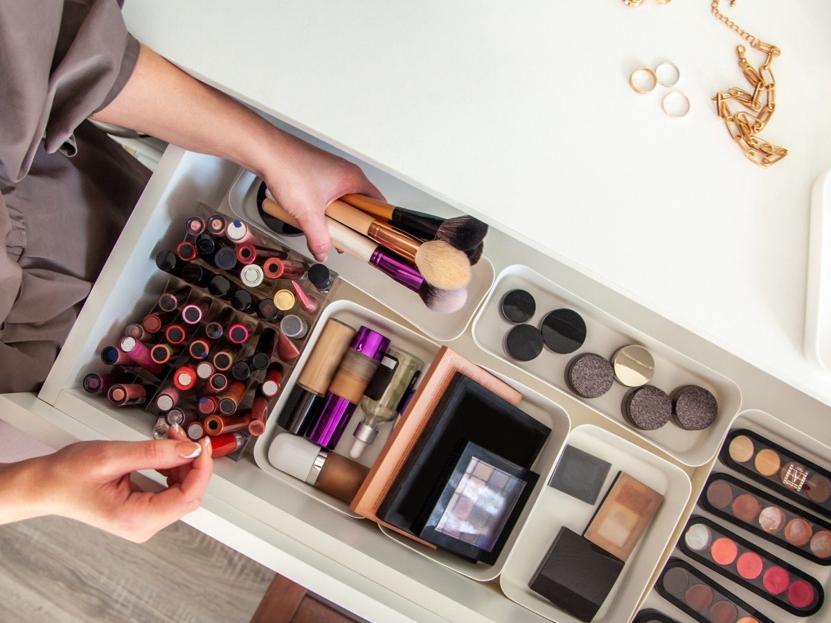 La mejor forma de organizar tu maquillaje, según expertos en belleza