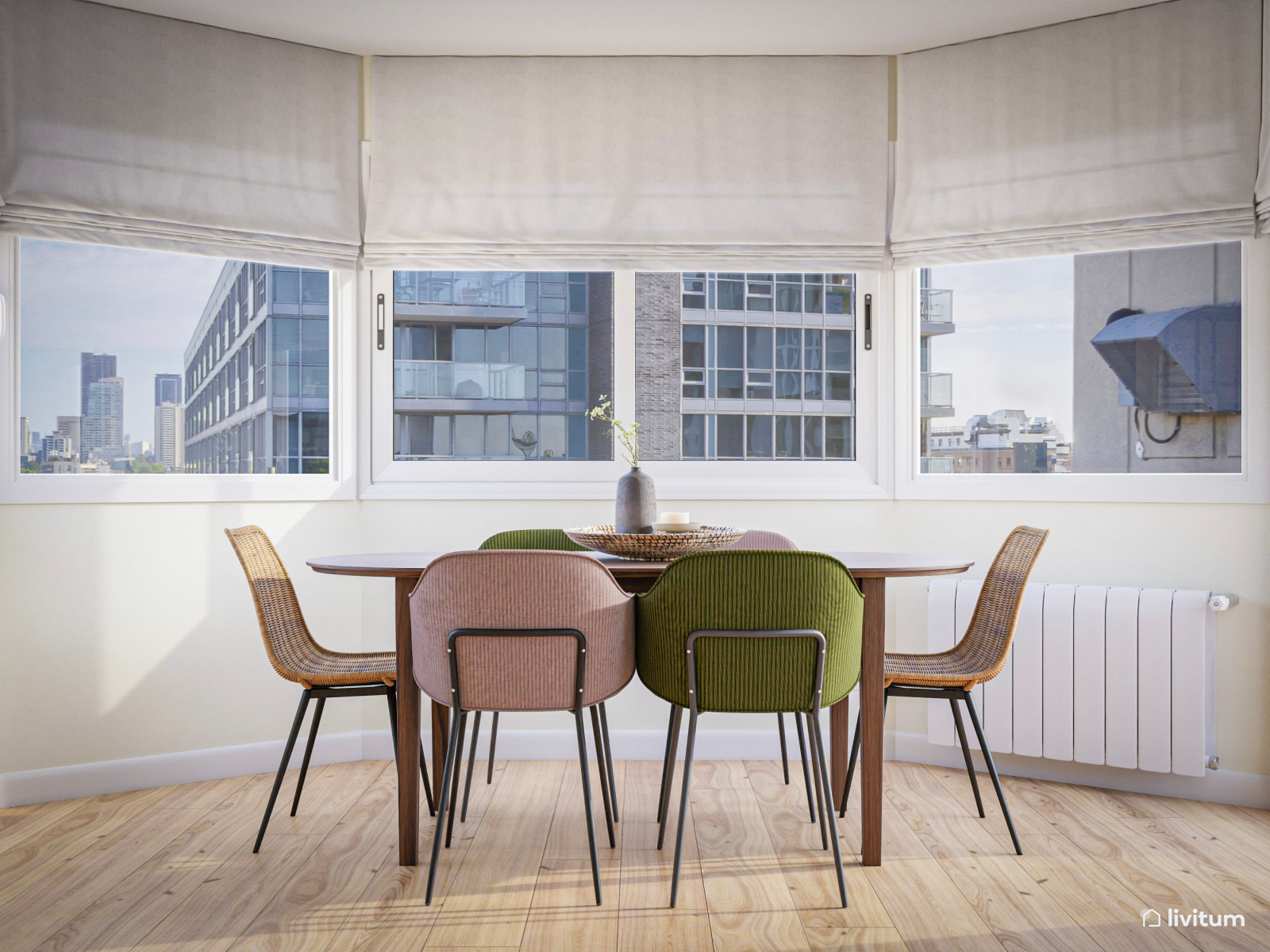 Salón comedor con sofá azul y sillas de colores